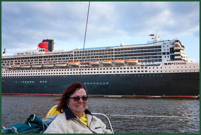 Die Queen Mary 2 bei der Auslaufparade des Hafengeburtstages in Hamburg